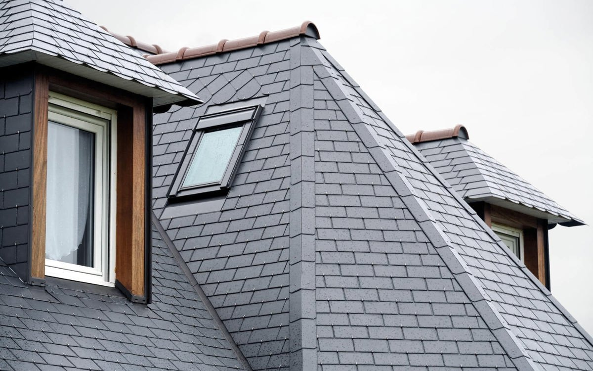 Tuiles ou ardoises : quelle solution convient le mieux à votre toit ? 