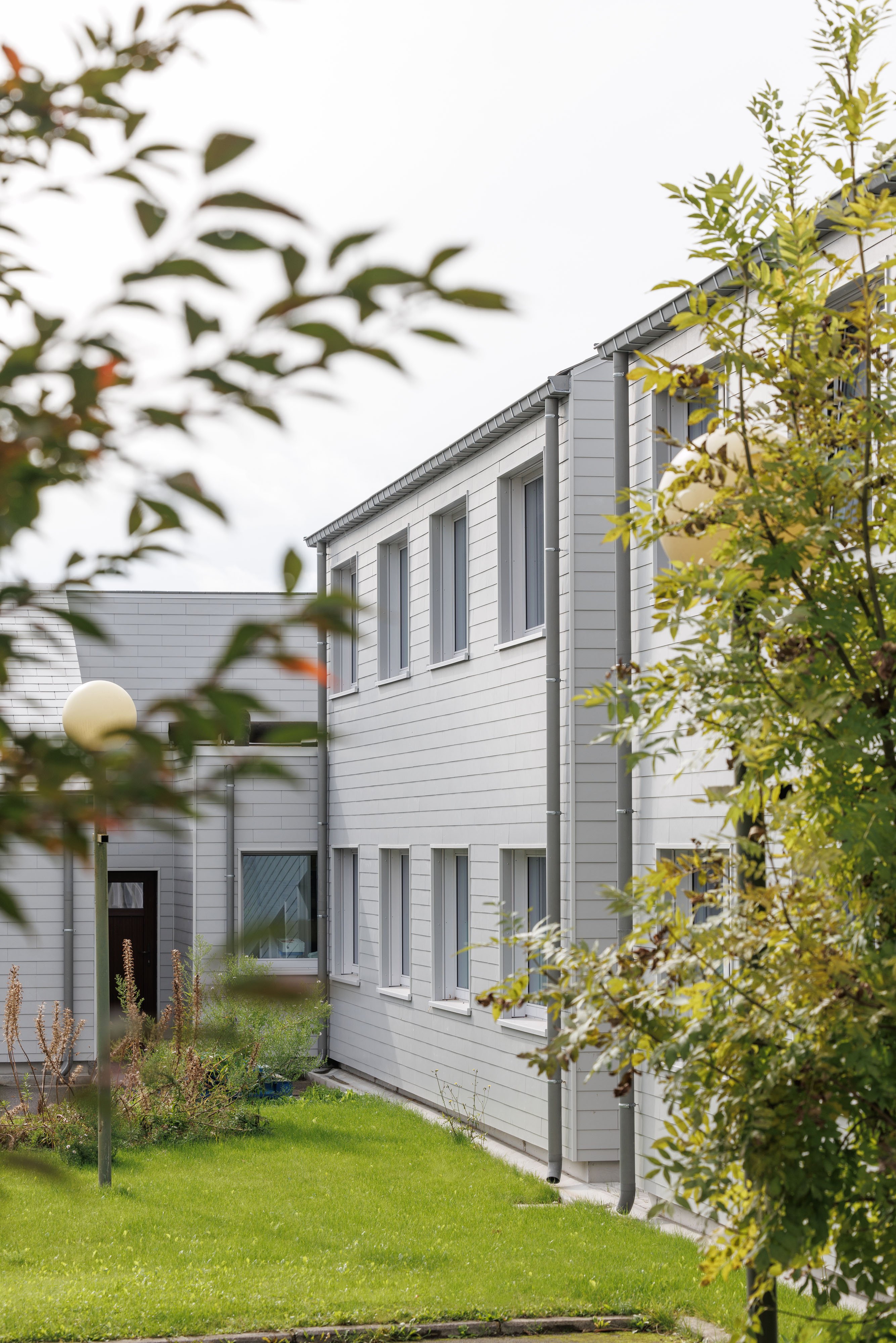 Verouderd tehuis omgetoverd tot fraaie en energiezuinige woonzorgomgeving