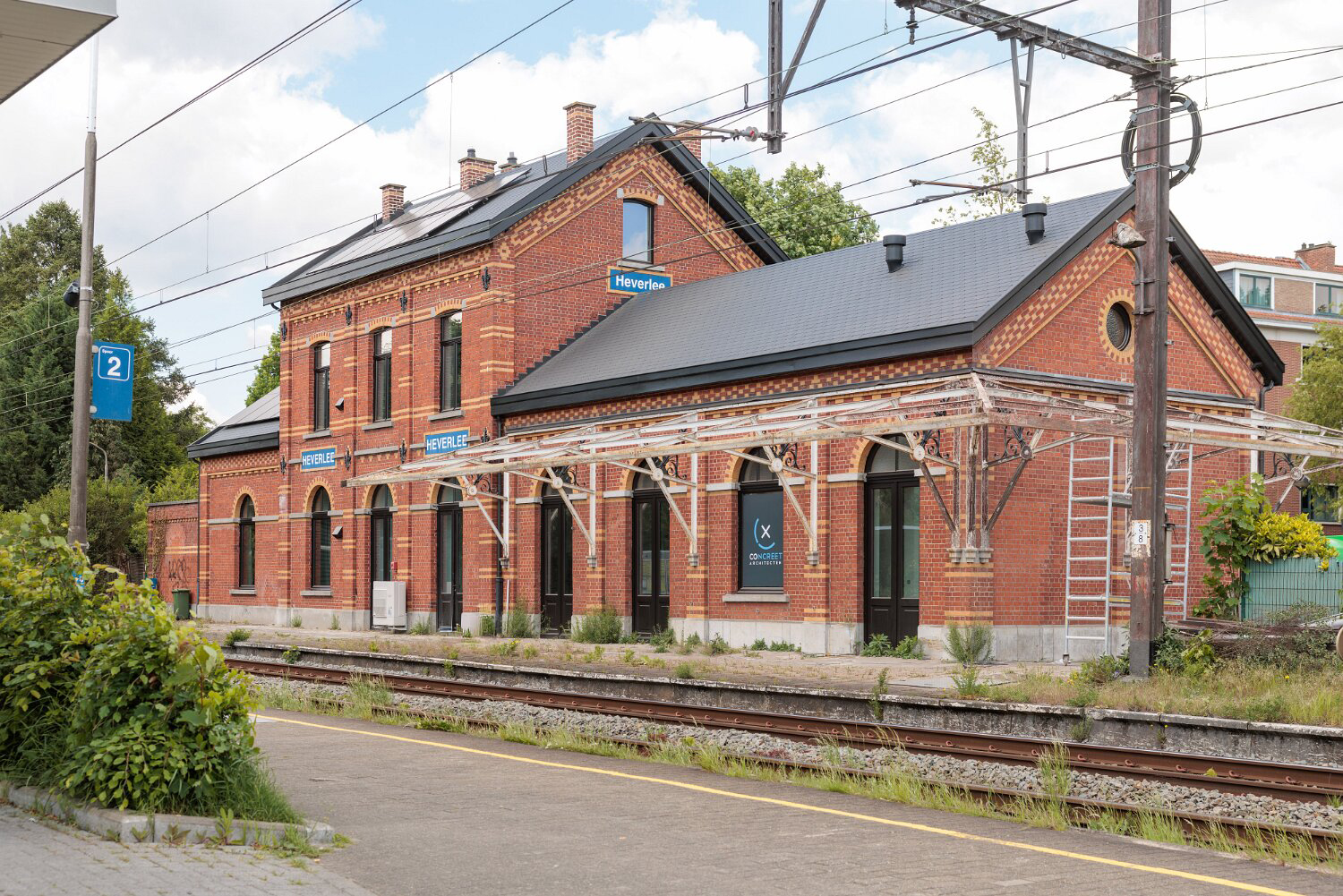 Getextureerde dakleien doen herbestemd stationsgebouw opnieuw schitteren
