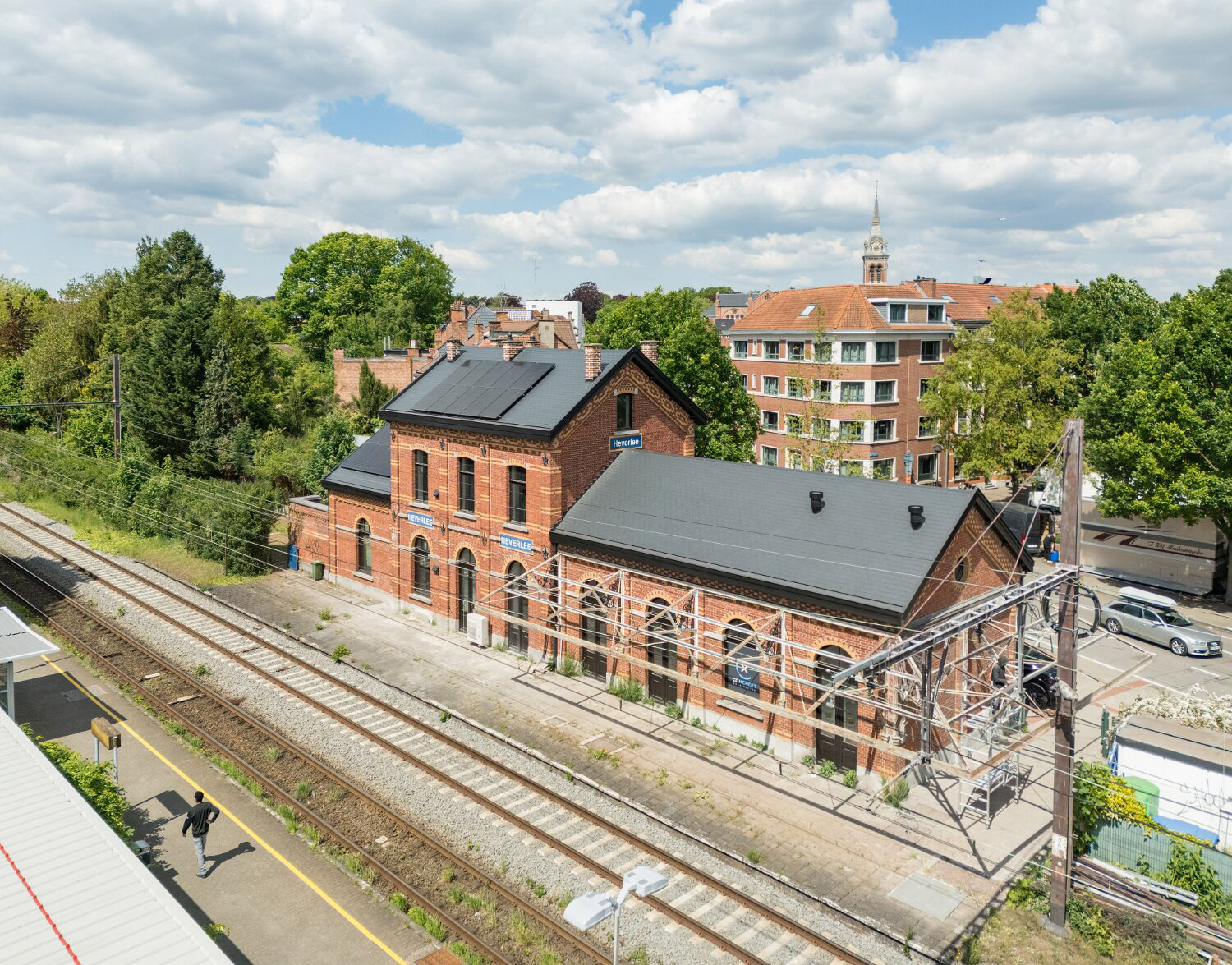 Getextureerde dakleien doen herbestemd stationsgebouw opnieuw schitteren