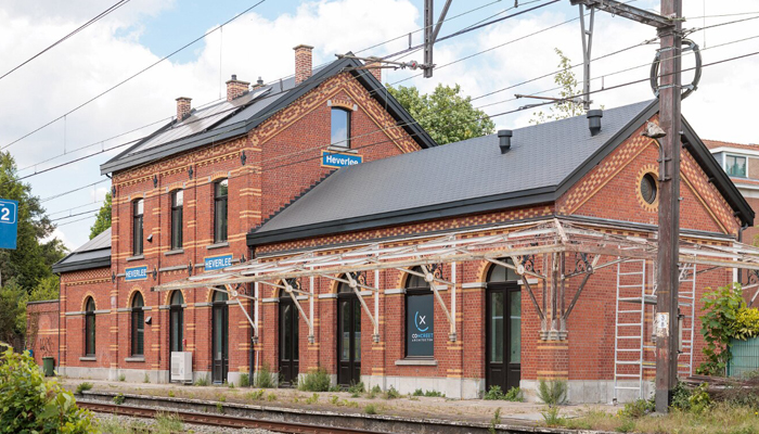 Getextureerde dakleien doen herbestemd stationsgebouw opnieuw schitteren