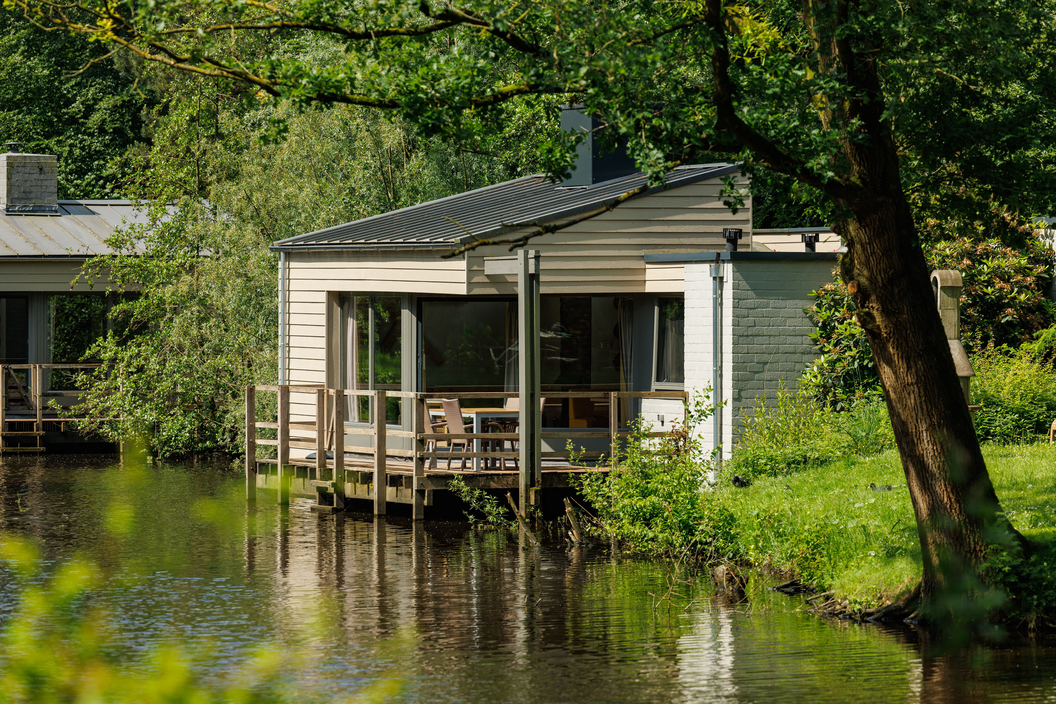 Maisons de vacances parfaitement intégrées dans la nature grâce aux lames de façade Cedral