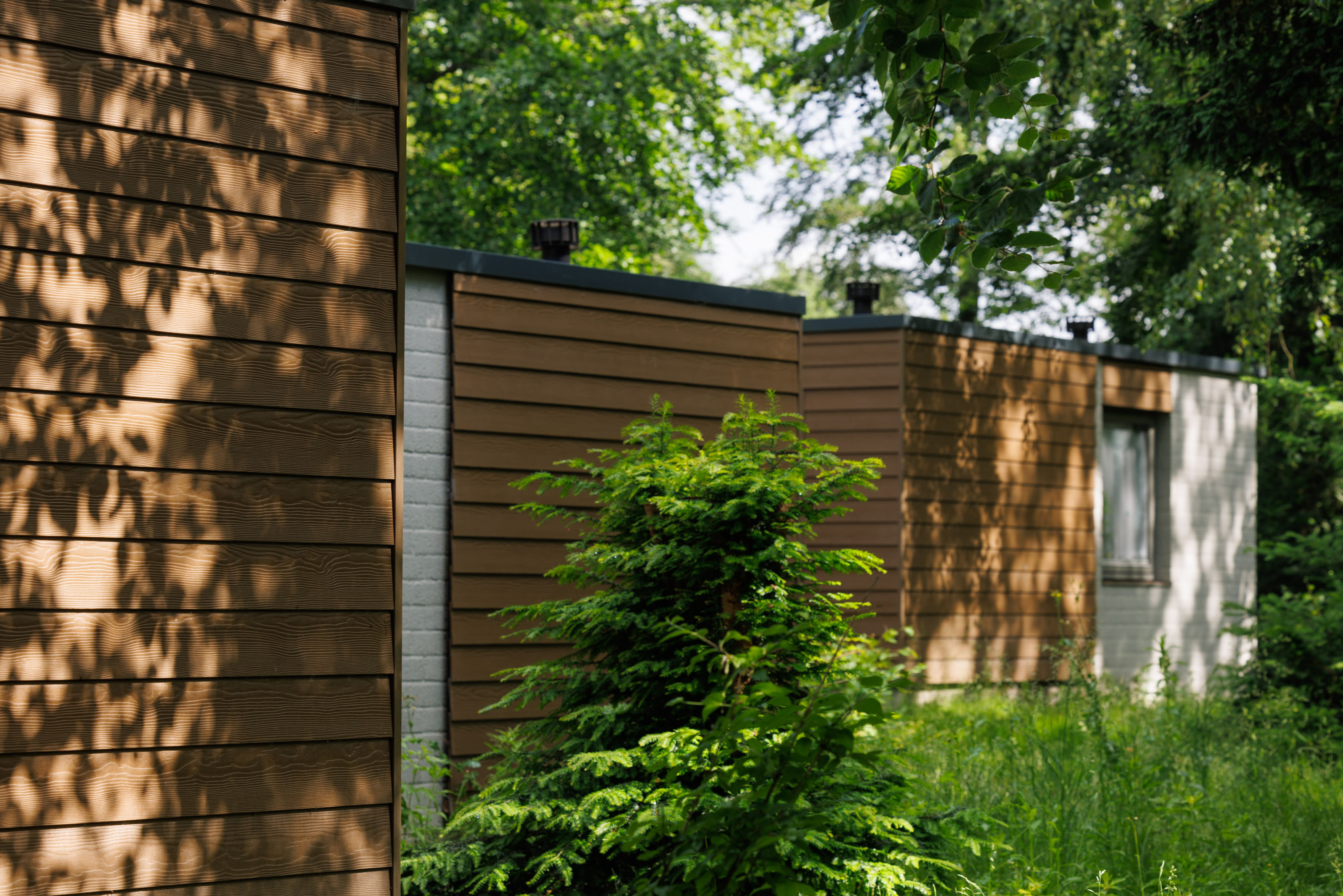 Maisons de vacances parfaitement intégrées dans la nature grâce aux lames de façade Cedral