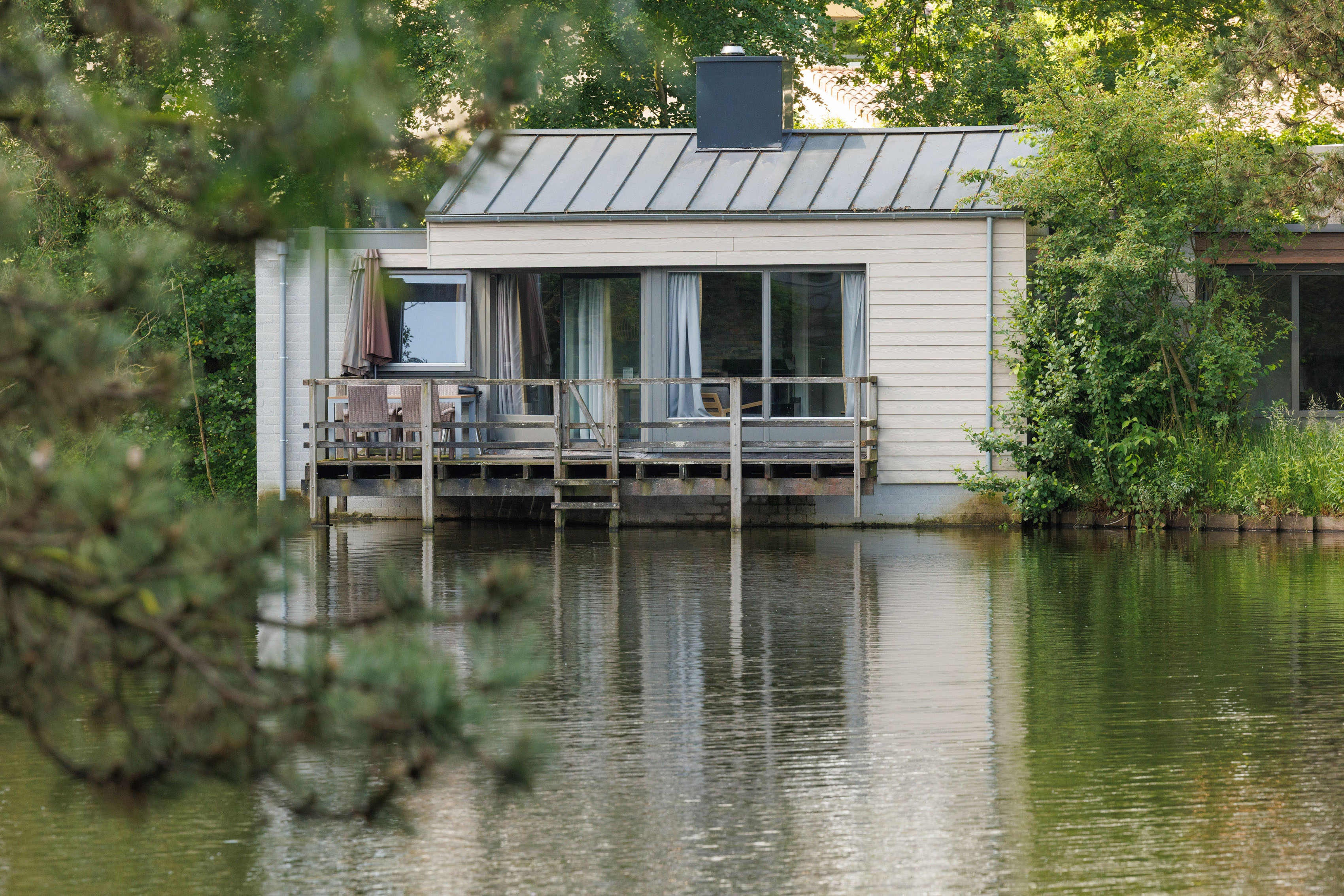 Maisons de vacances parfaitement intégrées dans la nature grâce aux lames de façade Cedral