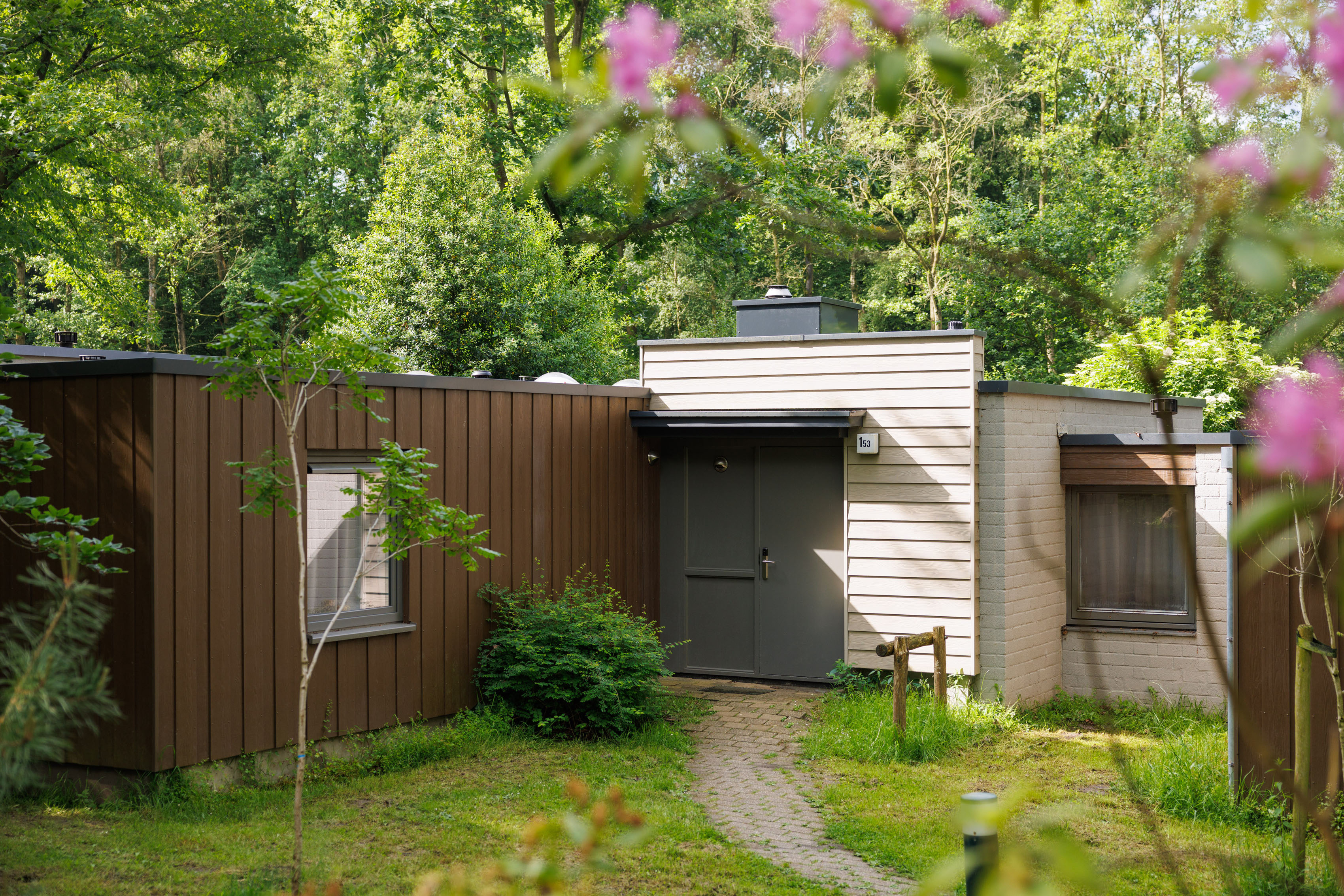 Maisons de vacances parfaitement intégrées dans la nature grâce aux lames de façade Cedral
