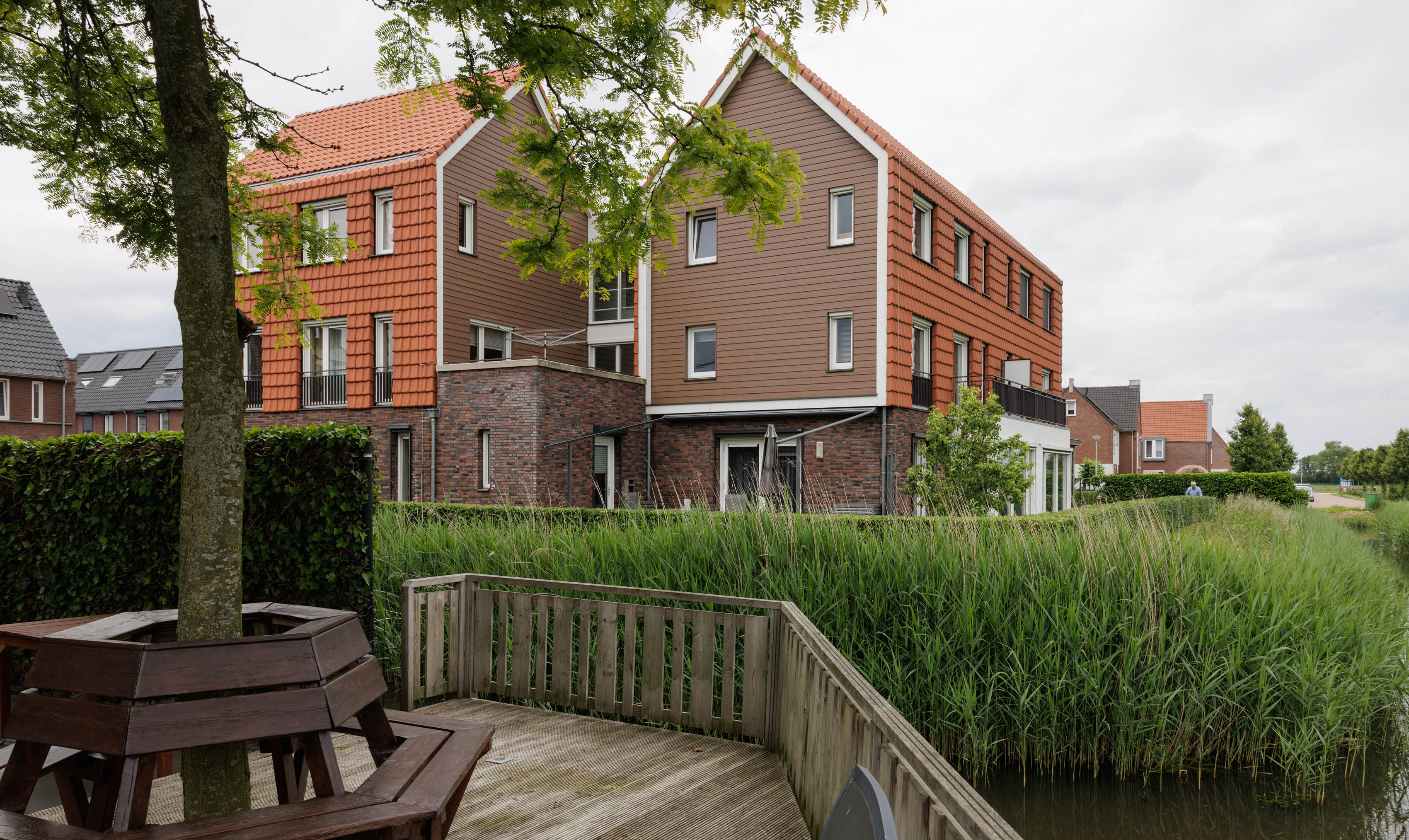 Woonvoorziening krijgt onderhoudsarme gevelbekleding met houtlook