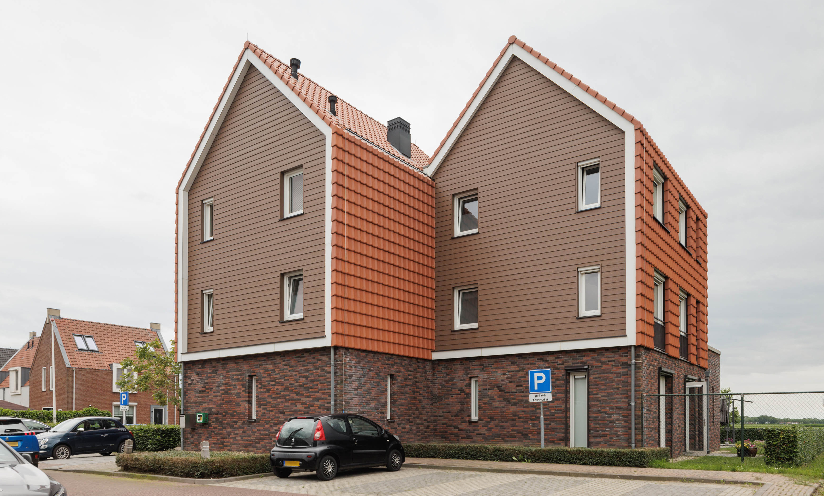 Woonvoorziening krijgt onderhoudsarme gevelbekleding met houtlook