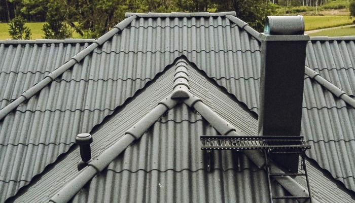 Dažādu jumta seguma materiālu priekšrocības un trūkumi