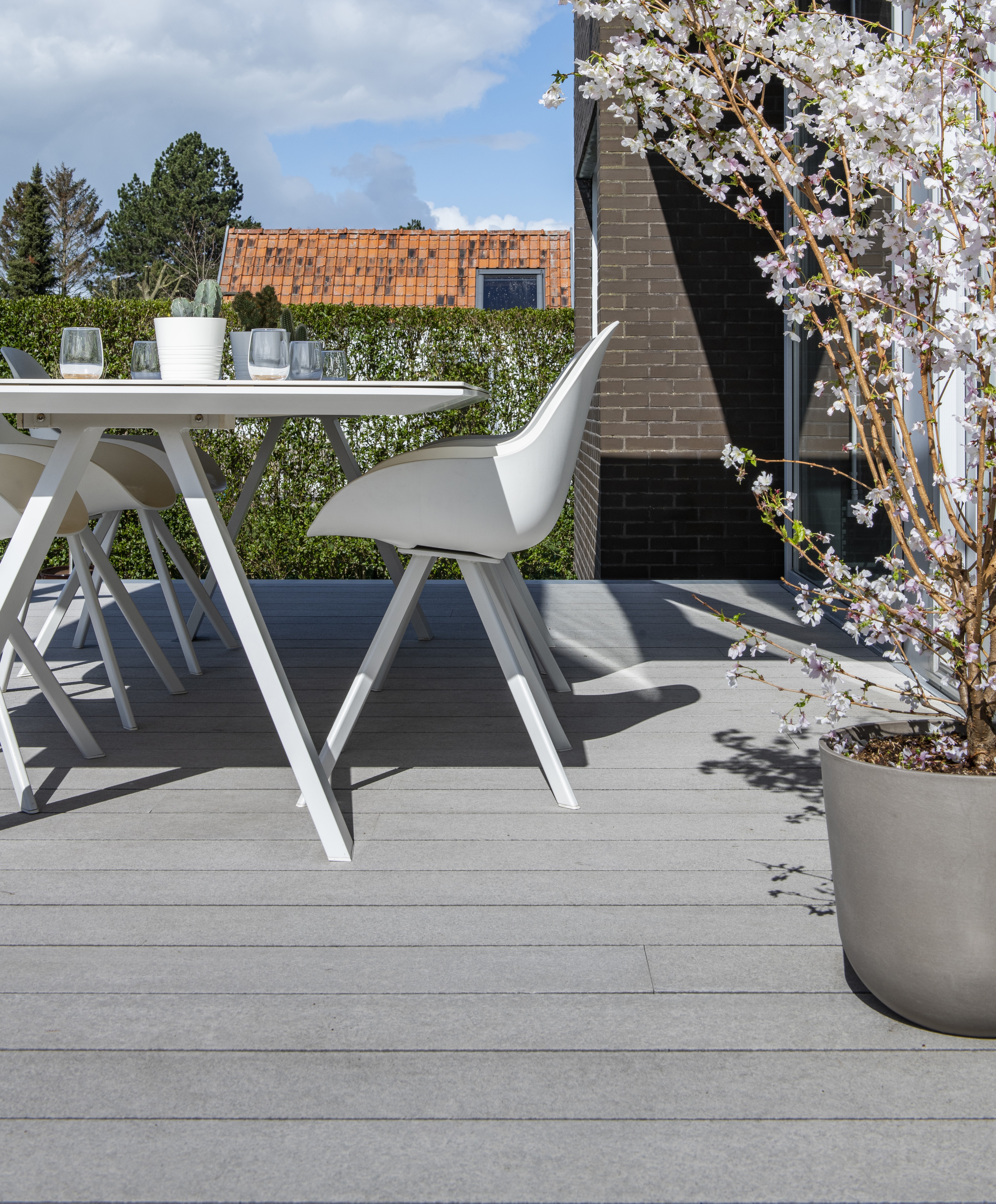 Les lames de terrasse en fibres-ciment Cedral : supérieures aux lames en bois. Lisez la suite ici !