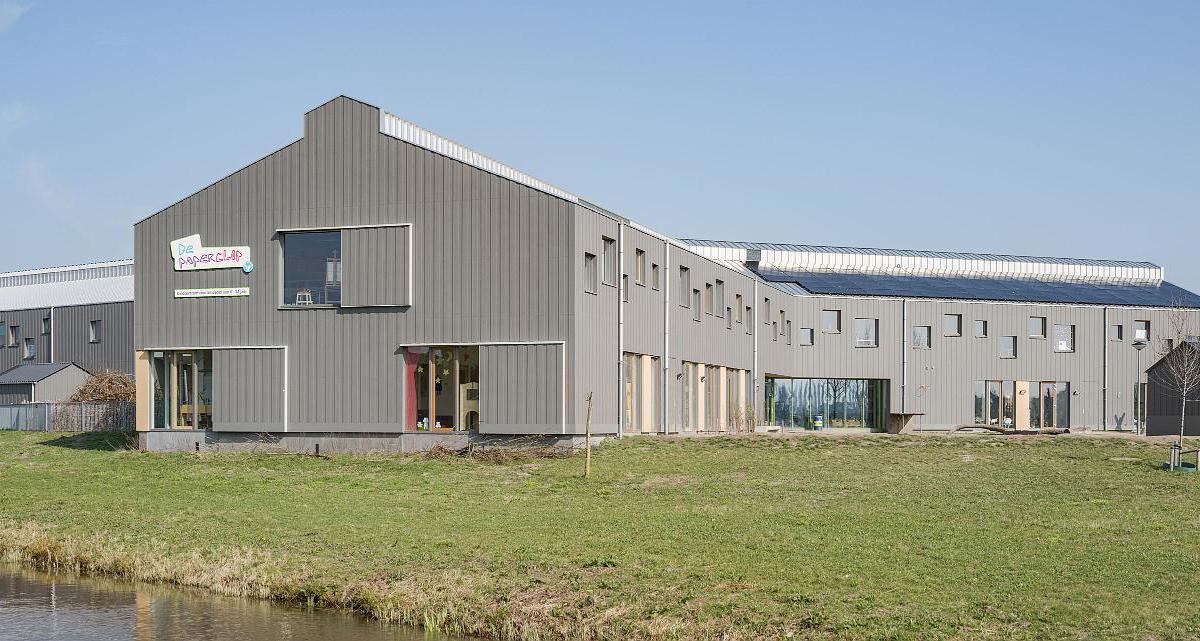 Fraai schoolgebouw combineert typologie van houten schuur met onderhoudsgemak