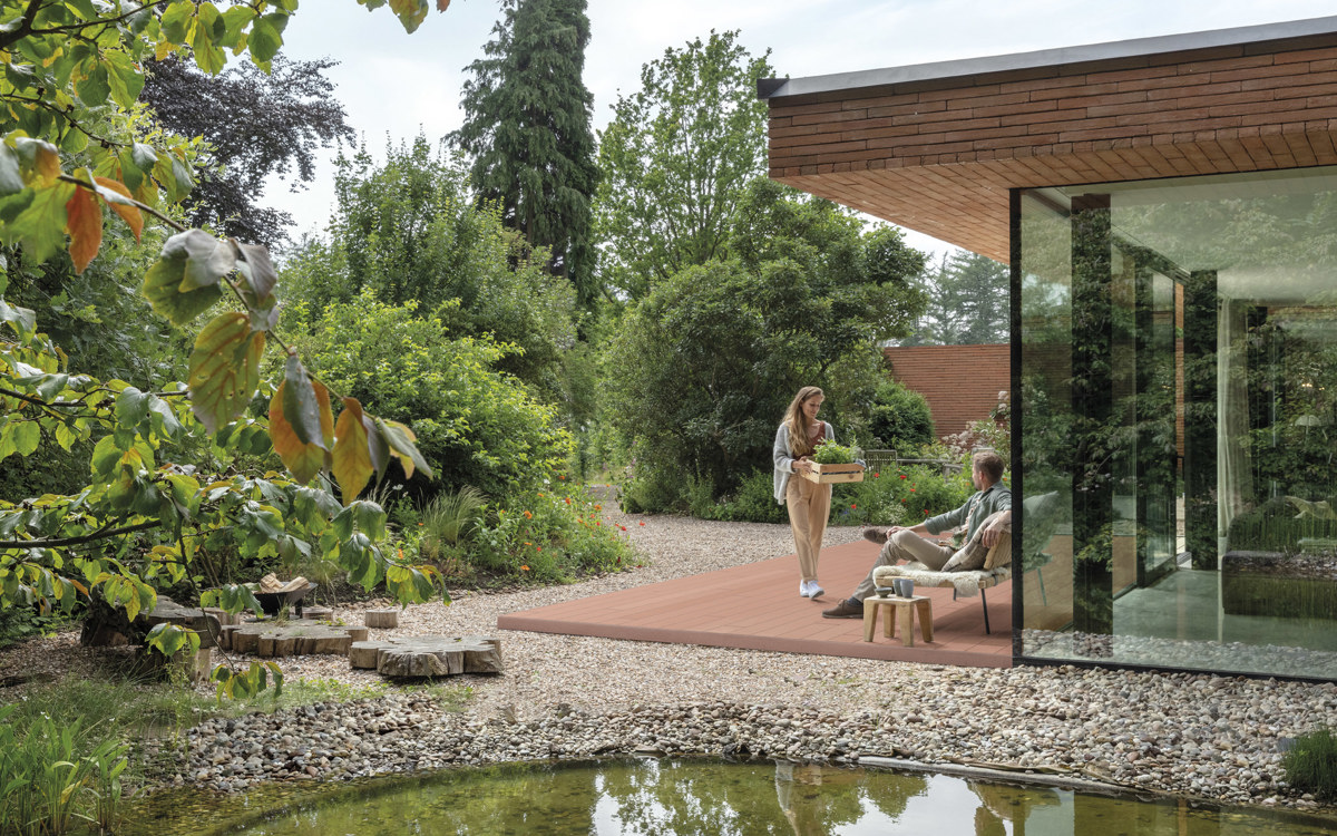 Kies een terrasvloer die helemaal opgaat in de natuur