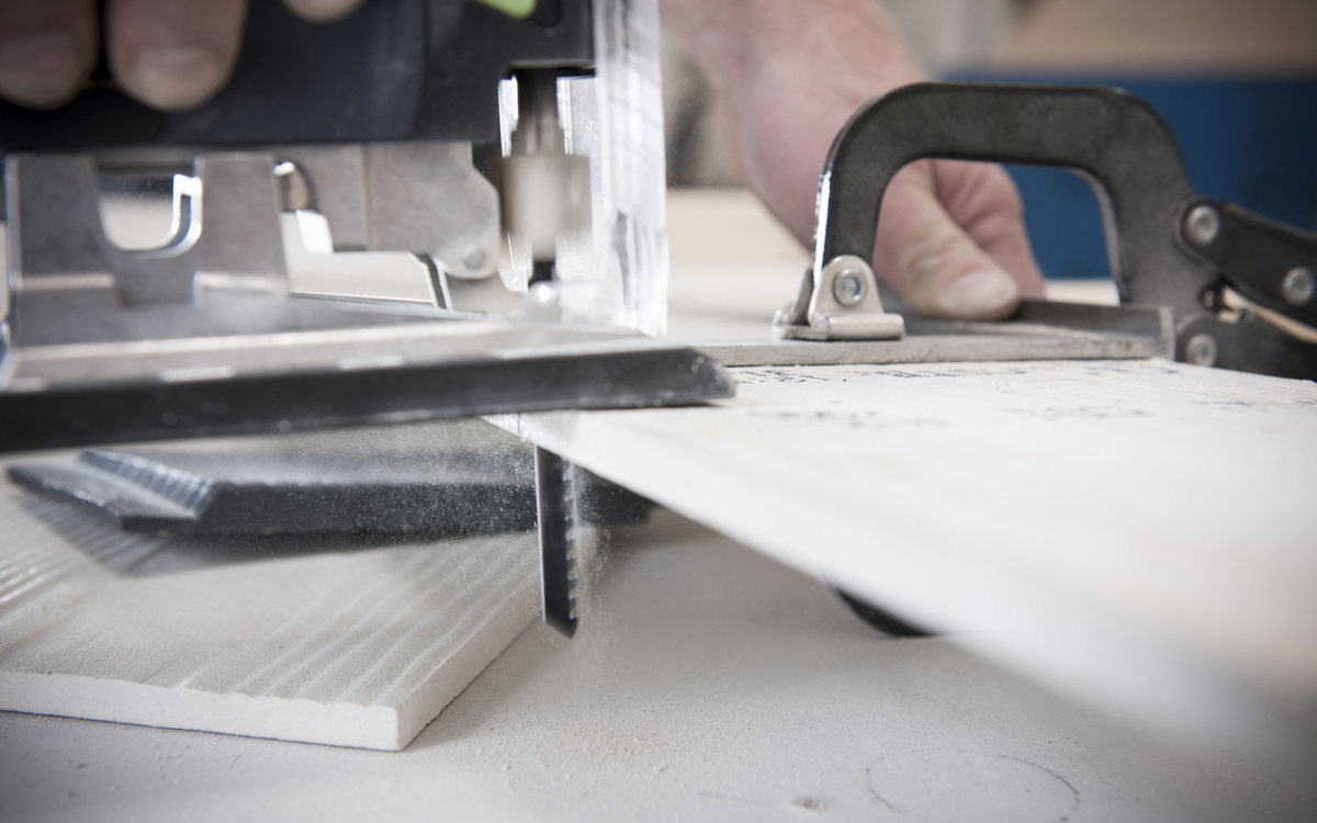 Zuschnitt Cedral Paneel mit Stichsäge