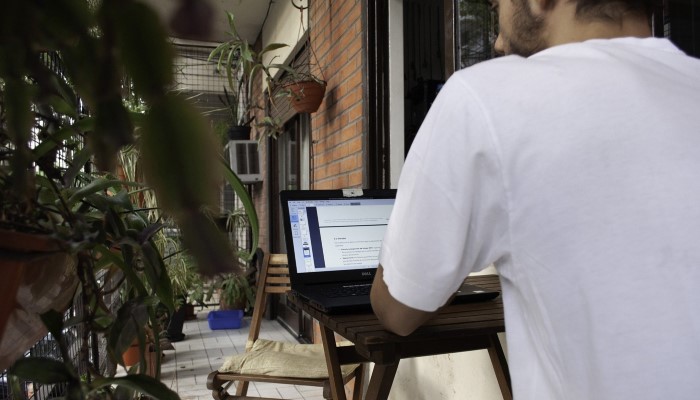 Crea la oficina perfecta en tu jardín con los revestimientos Cedral