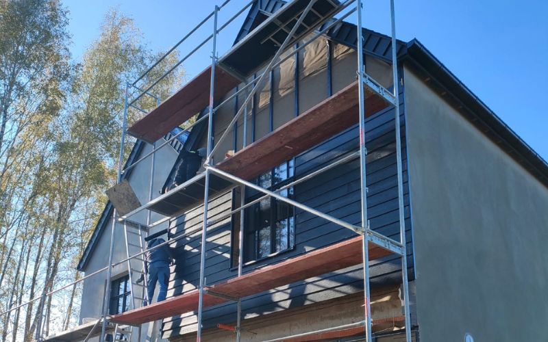 Dom w stylu amerykańskim z deskami Cedral w trakcie budowy