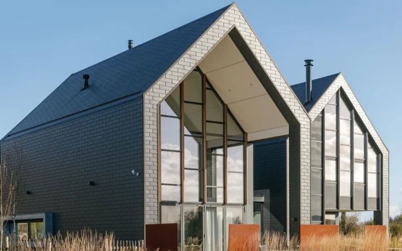 dach i elewacja nowoczesnej stodoły wykonana została z płytek włókno-cementowych Cedral