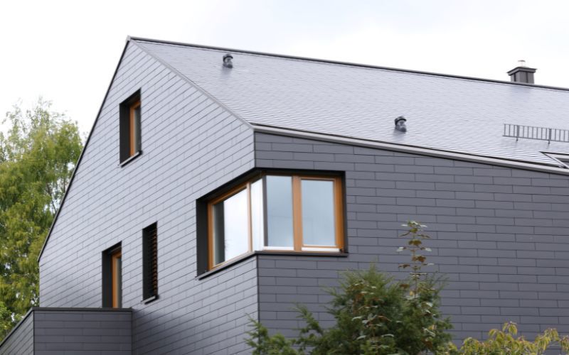 dach i elewacja nowoczesnej stodoły wykonana została z płytek włókno-cementowych Cedral