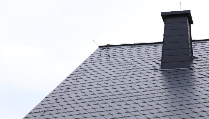 De voordelen van vezelcementleien op een hellend dak 