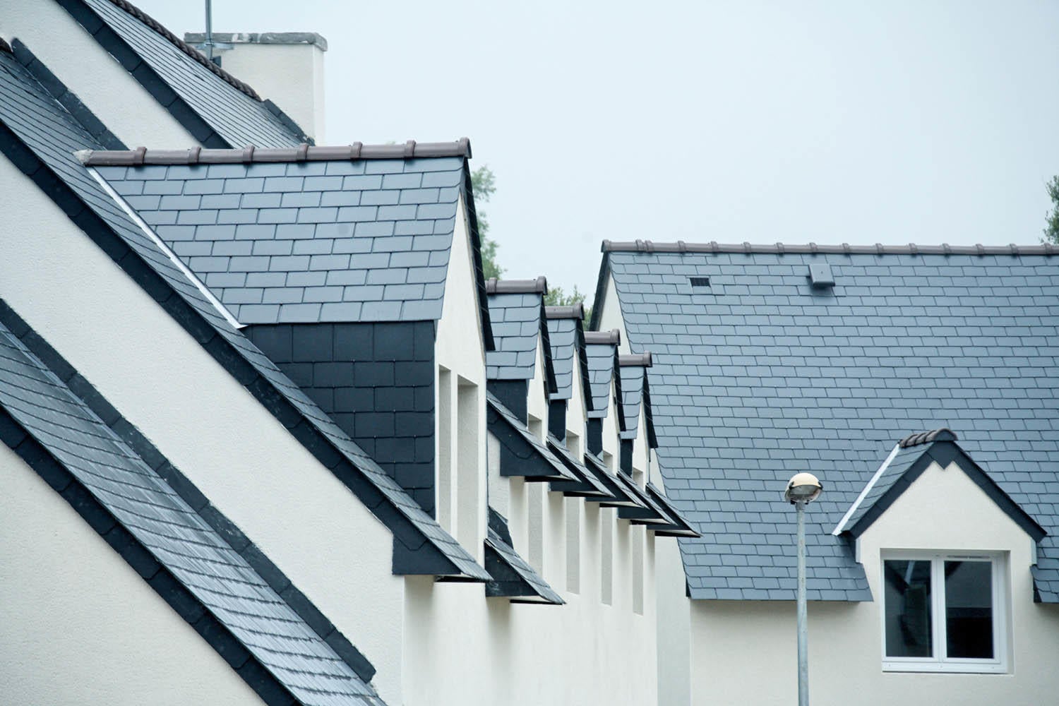 Light and strong fibre-cement slates 