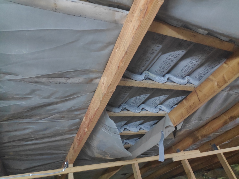 Eine beschädigte Dachunterlage verliert ihre Wirksamkeit und kann ein Zeichen dafür sein, dass es Zeit ist, Ihr Dach auszutauschen.