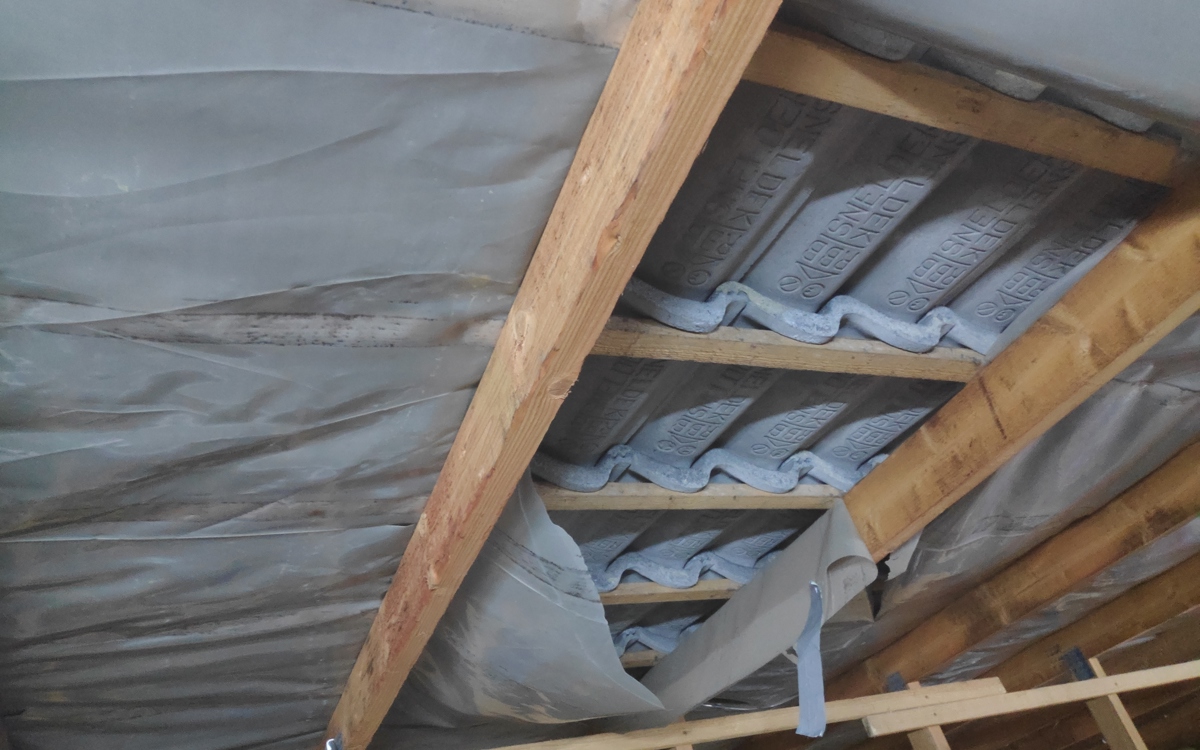 Een beschadigd onderdak stelt uw dakframe en onderconstructie bloot aan de elementen.