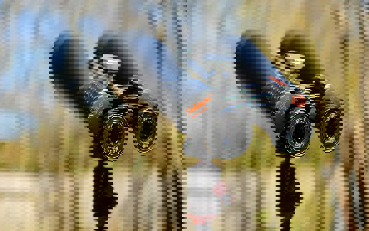 Mit einem Fernglas können Sie den Zustand Ihres Daches aus der Ferne sicher beurteilen.