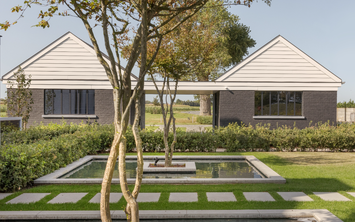 Lames de façade Cedral pour poolhouses et abris de jardin