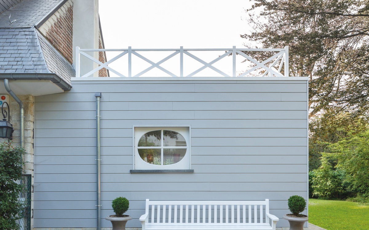 Lames de façade Cedral pour poolhouses et abris de jardin