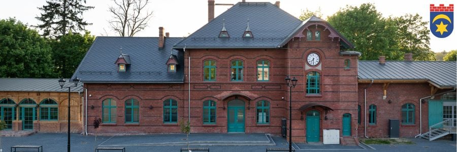 Case study: Modernizacja budynku dworca PKP w Leśnej. Zastosowanie płytek włókno-cementowych Cedral na dachu obiektu zabytkowego