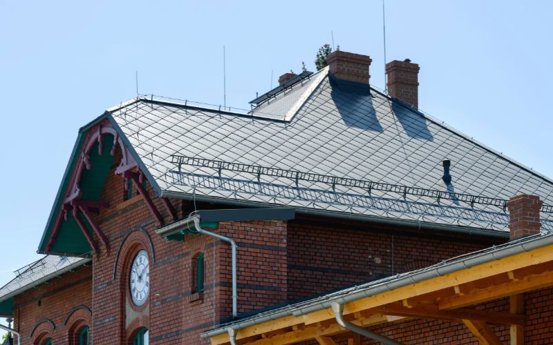 Płytki Cedral na dachu dworca – nowoczesne rozwiązanie w zabytkowym obiekcie