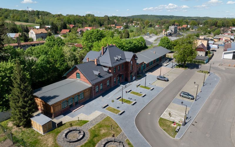 Dworzec kolejowy w Leśnej po renowacji – przykład udanego połączenia historii z nowoczesnością