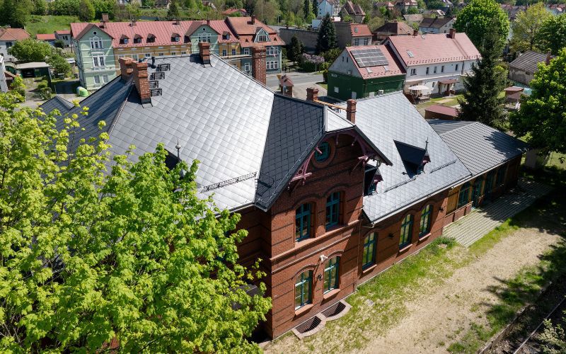 Detal architektoniczny dachu z płytkami Cedral ułożonymi w stylu francuskim
