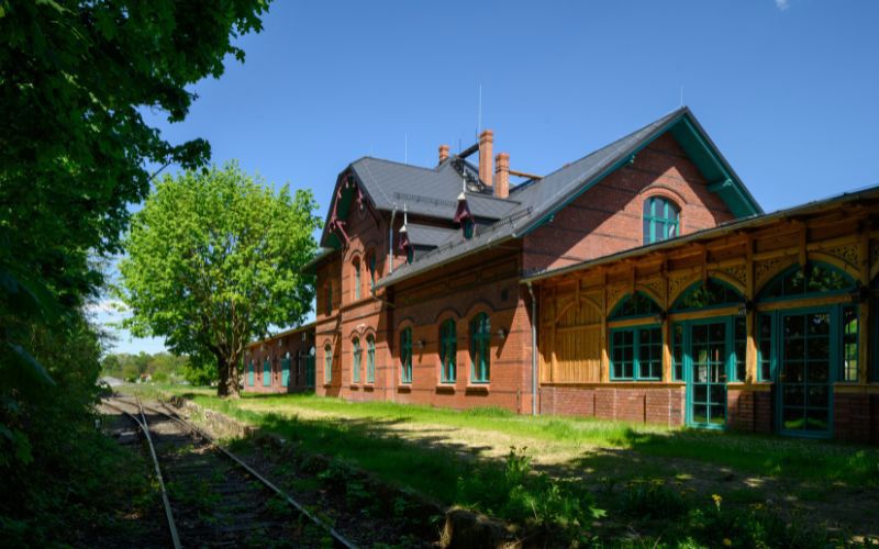 Zbliżenie na dach z grafitowymi płytkami Cedral imitującymi naturalny łupek