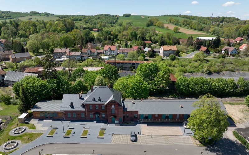 Płytki Cedral na dachu dworca – nowoczesne rozwiązanie w zabytkowym obiekcie.