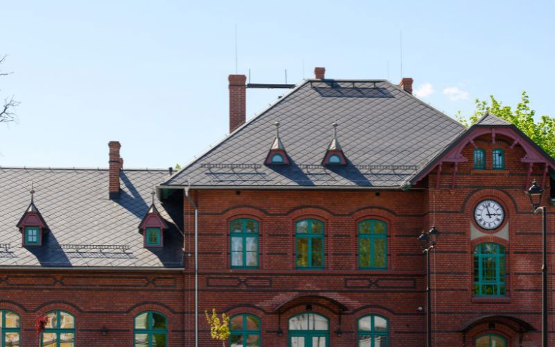 Płytki Cedral na dachu dworca – nowoczesne rozwiązanie w zabytkowym obiekcie.