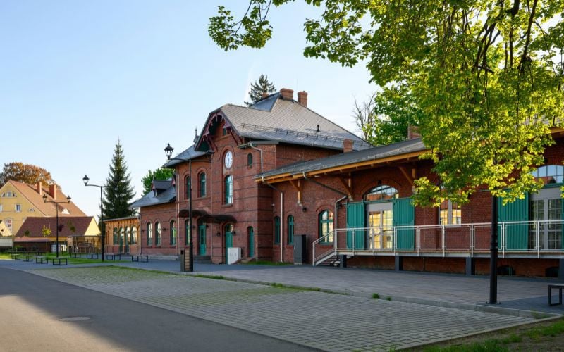Zmodernizowany budynek dworca PKP w Leśnej