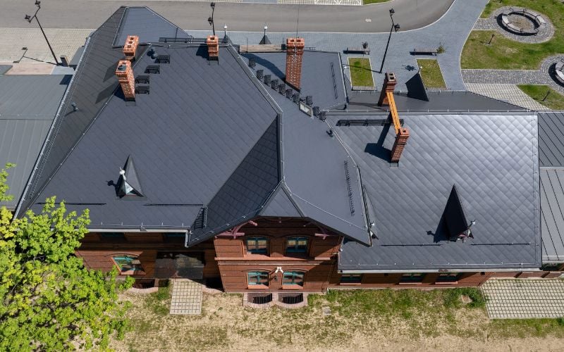 Budynek dworca PKP w Leśnej po renowacji z zastosowaniem płytek Cedral