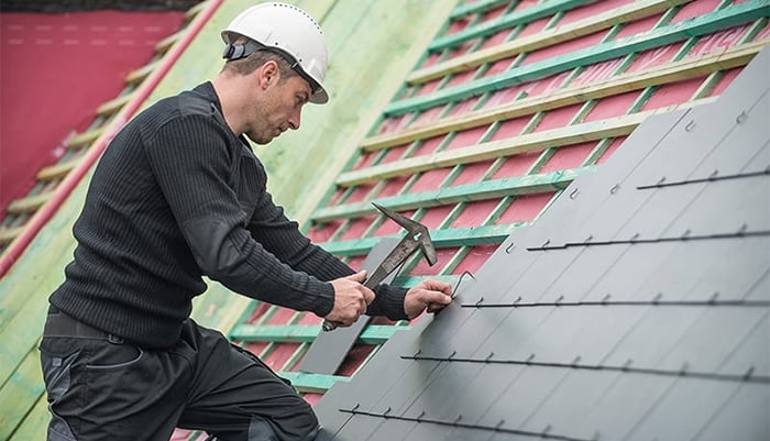 Existe-t-il une garantie sur les revêtement de toiture ou sur les travaux?