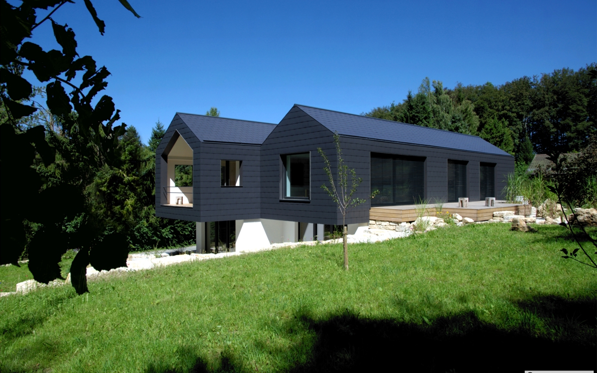 Refugium in Betzenstein mit blauschwarzen Cedral Dachplatten als Doppeldeckung verlegt, harmonische Gebäudehülle aus einem Guss