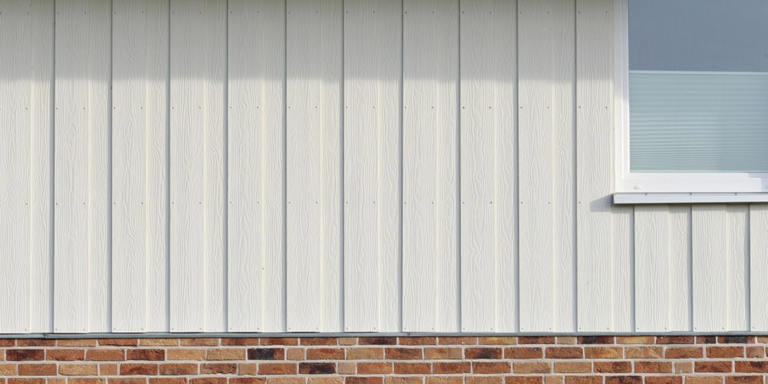 Paint your walls white or give your walls a white or light Cedral facade cladding. The advantage is that behind the facade panels, there is a layer of air that gives your home extra insulation.