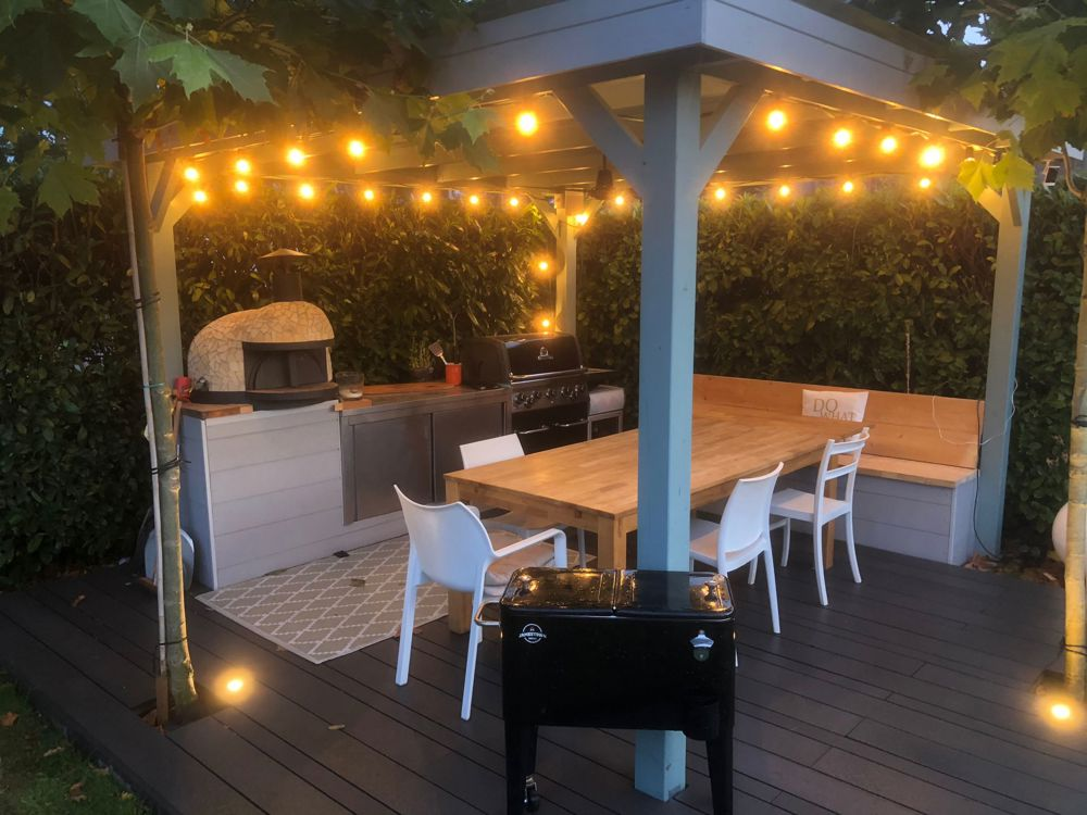 Outdoor-Küchenbereich mit Cedral Terrasse