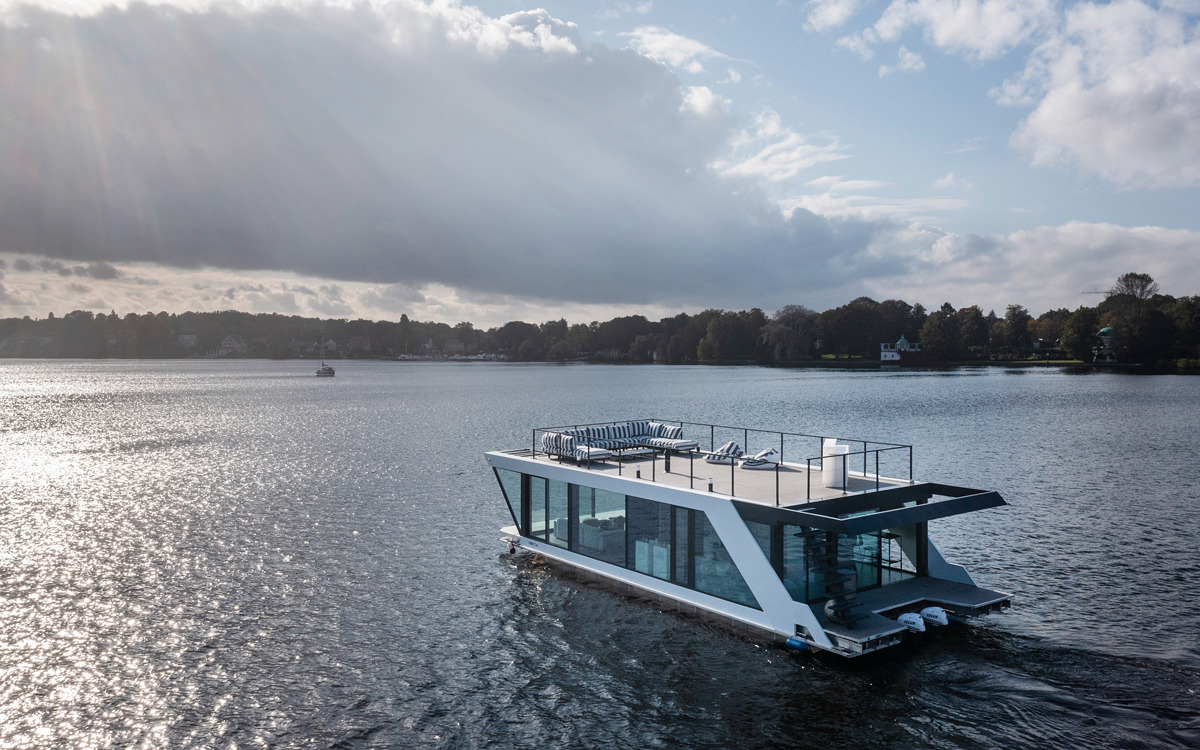 Une maison flottante avec une terrasse Cedral 