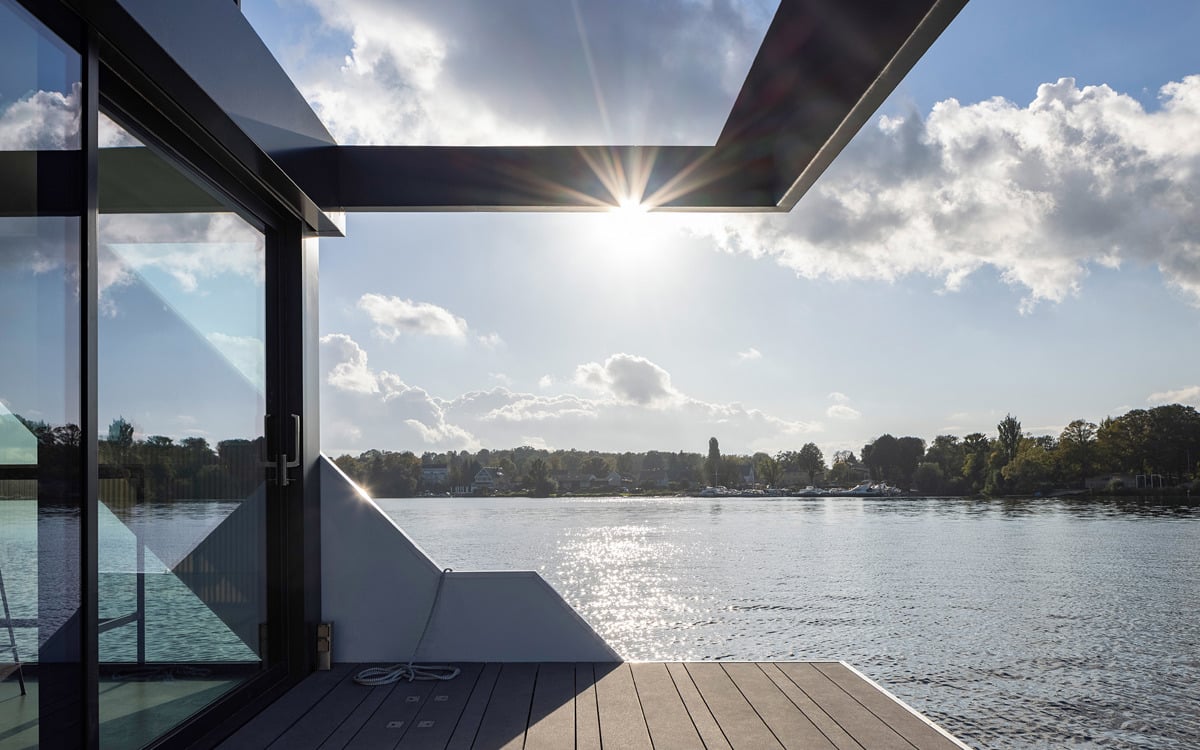 Une maison flottante avec une terrasse Cedral 