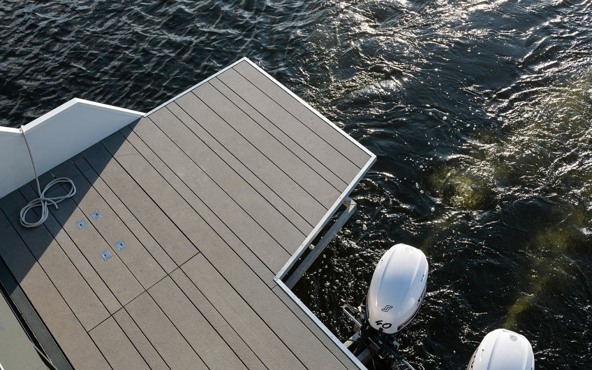 Une maison flottante avec une terrasse Cedral 