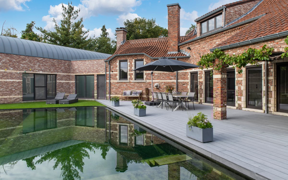 Zwemvijver omringt met Cedral terras: eigenaar en architect delen hun ervaringen
