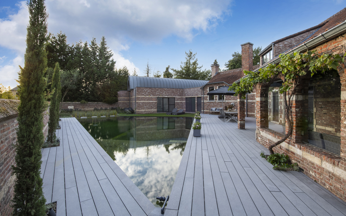Zwemvijver omringt met Cedral terras: eigenaar en architect delen hun ervaringen