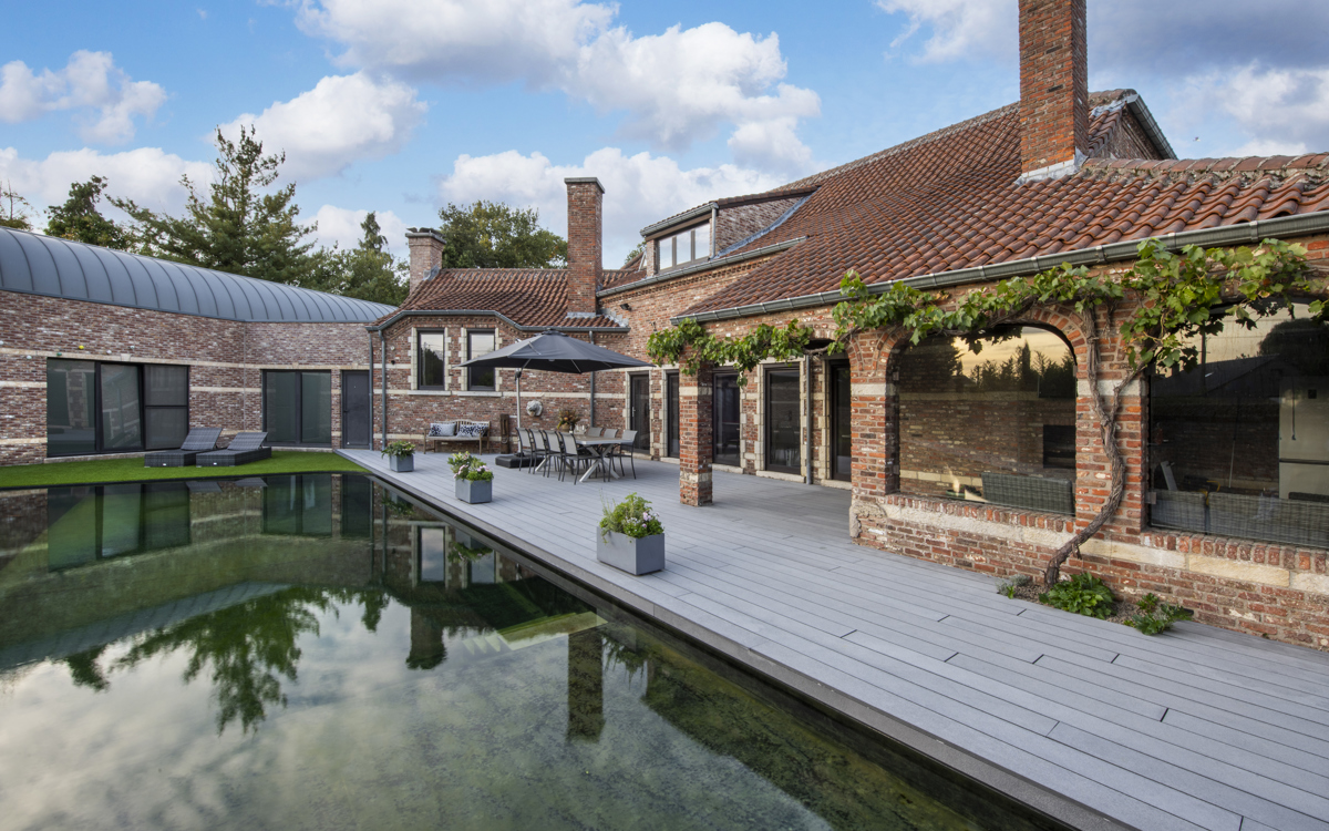 Zwemvijver omringt met Cedral terras: eigenaar en architect delen hun ervaringen