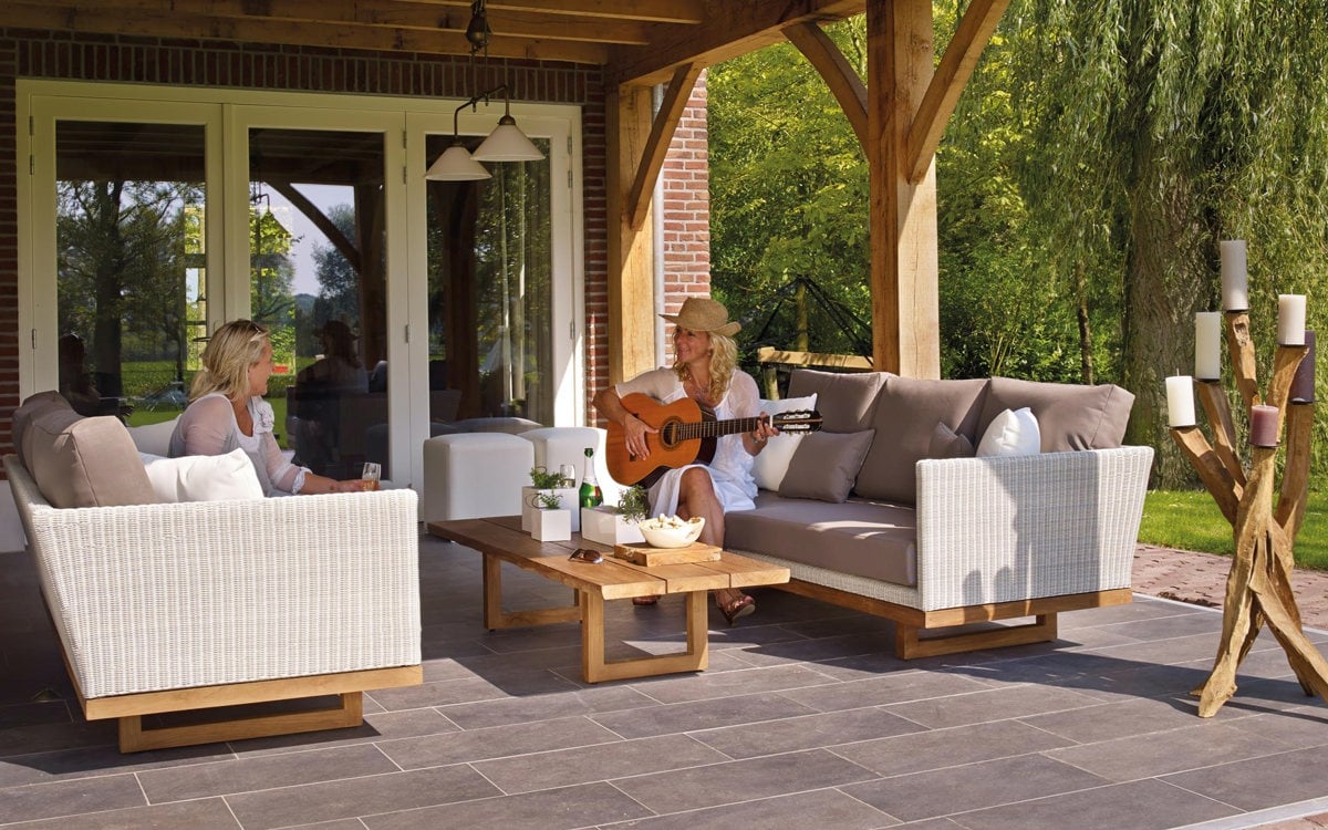 What material to choose for your poolside terrace?