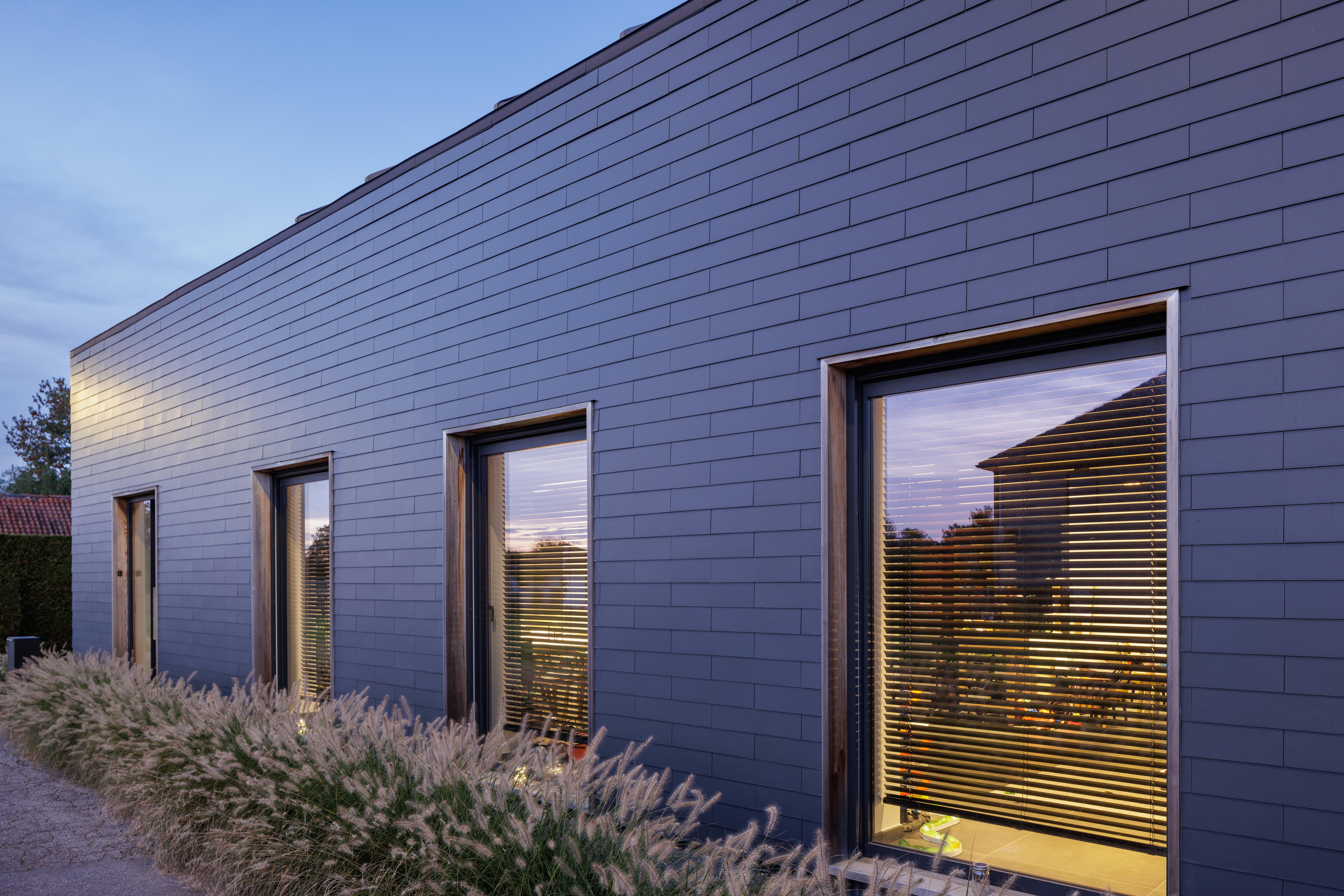 Huis met dak en gevel in zwarte vezelcement leien van Cedral te Herent, België