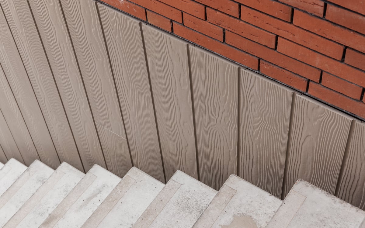 Jeu subtil entre les lames Cedral et les briques de parement aux nuances variées