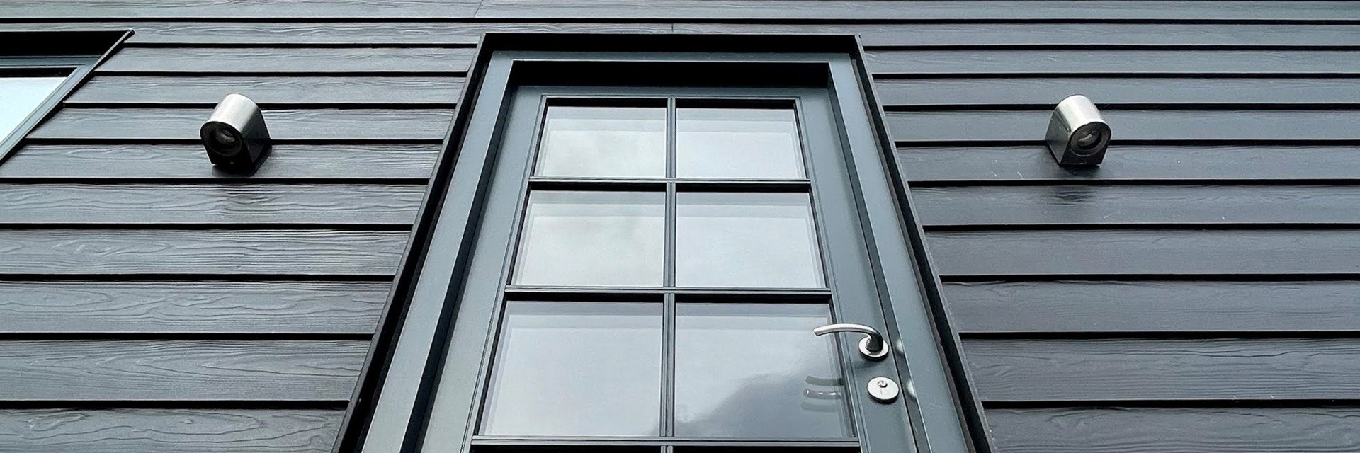 Cedral Lap Textured fibre cement siding in C50 shown on a modern house facade with traditional horizontal plank design.